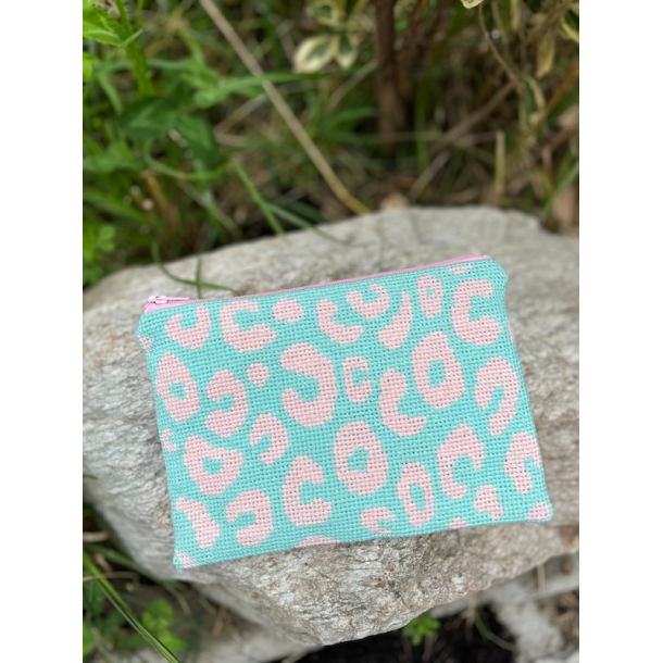 Pomp Stitch - Broderikit - My Little Leo Clutch Mint/Lyserd